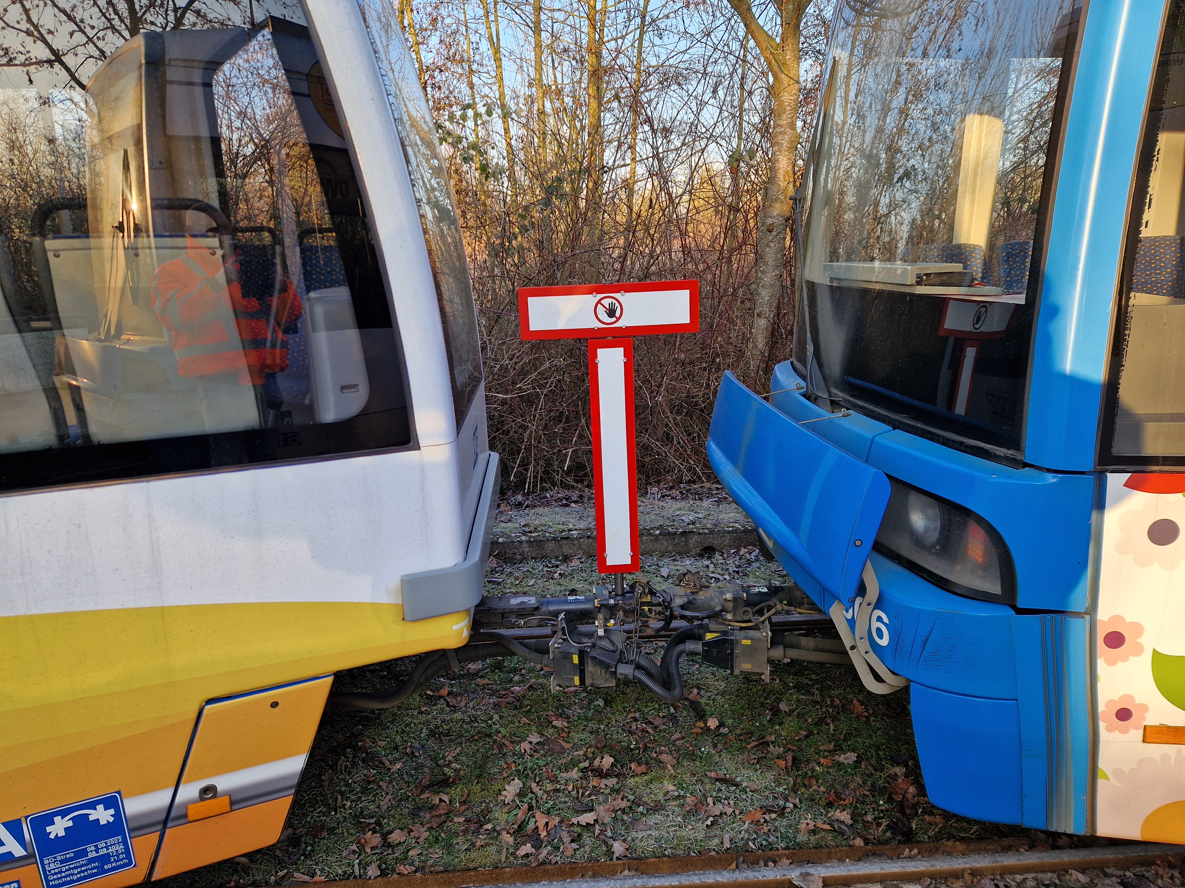 Das Bild zeigt einen Übersteigschutz zwischen zwei Straßenbahnen