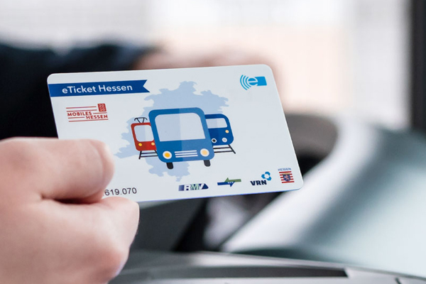Hand mit KVG-Ticket 