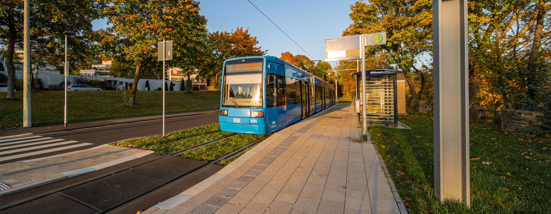 Straßenbahn an der Haltestelle 